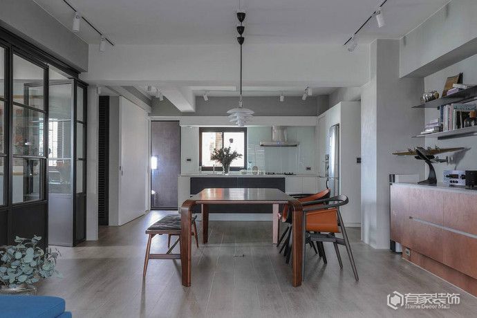 衣柜是裝修家具中不可缺少的 定制還是木工制作？